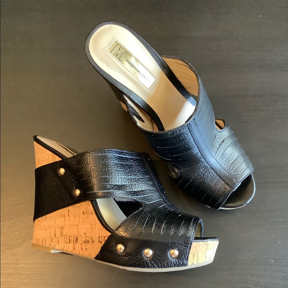 Nwob black wedges with gold hardware